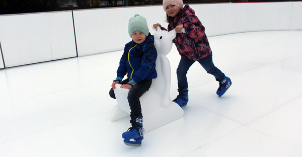 Kind mit Eislaufhilfe