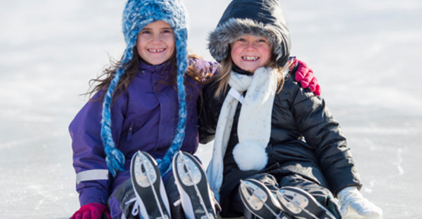 Kinder beim Eislaufen - Saisonkarte